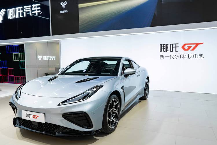 深圳262哪吒汽车在智能汽车领域的表现，领途汽车在新能源汽车市场中的影响力